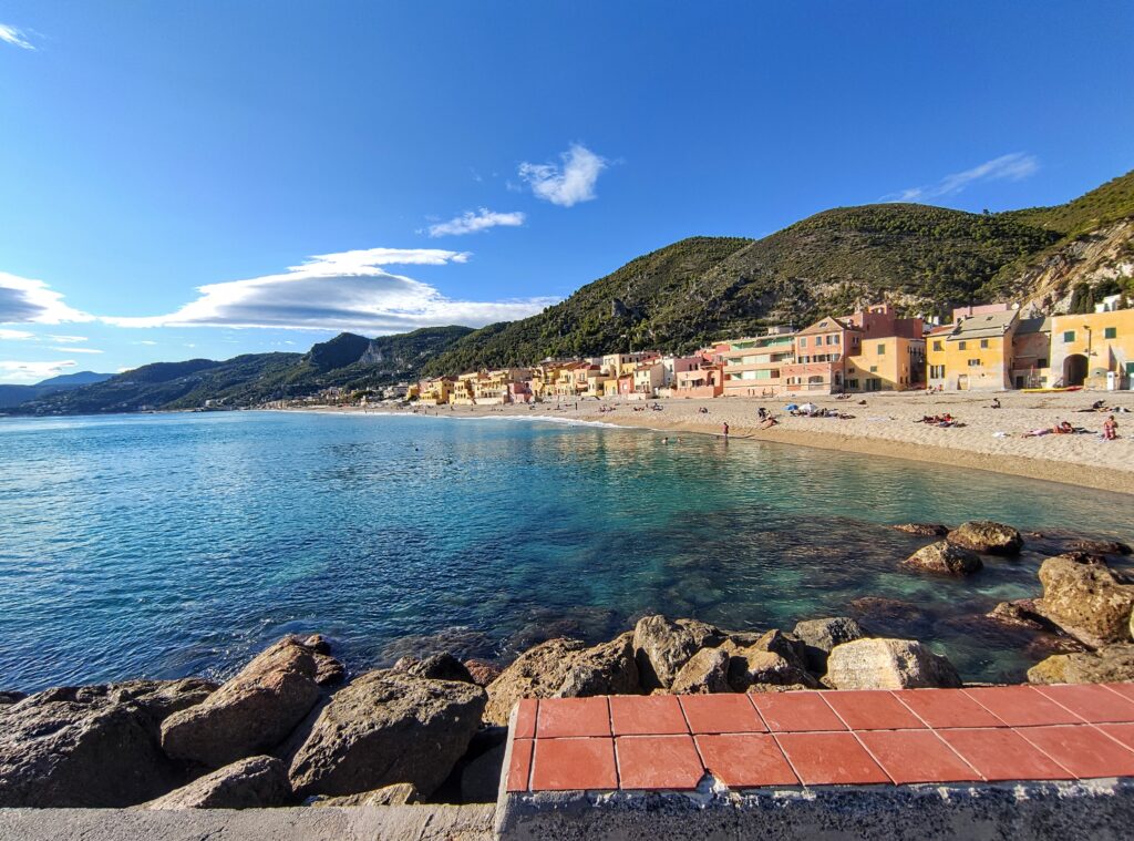 Mare cristallino e spiaggia chiara, case colorate costruite a pochi metri dalla riva