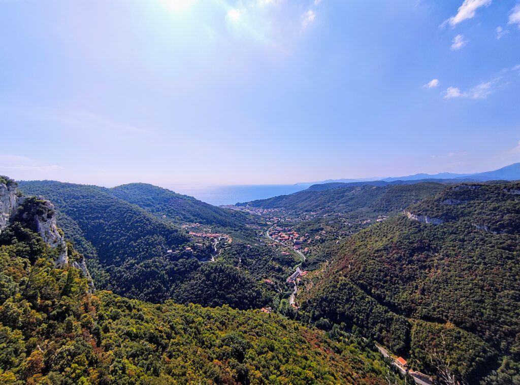 Val ponci e i Ponti Romani - La valle vista da un`altura. Mostra il mare in lontananza e la strada che la attraversa.