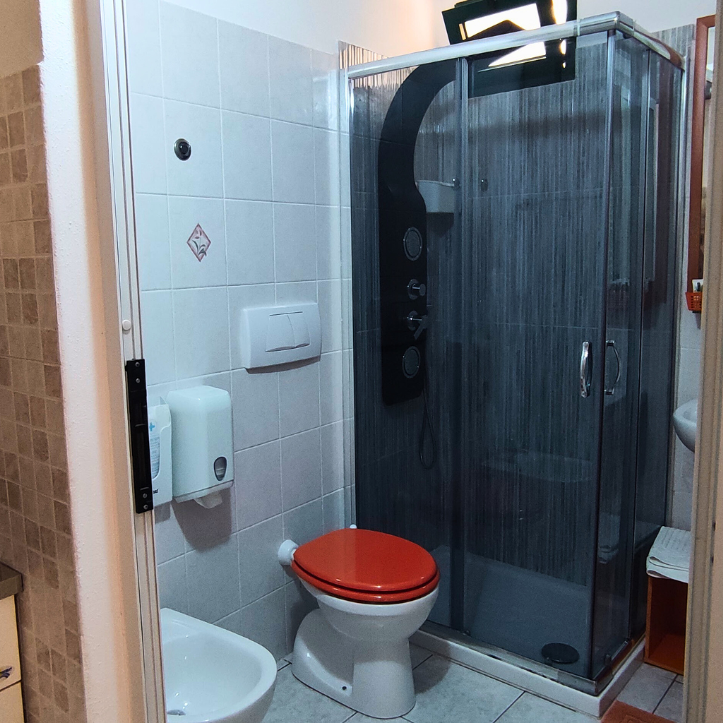 Bagno della stanza arancia, con ampia doccia con luci e suoni