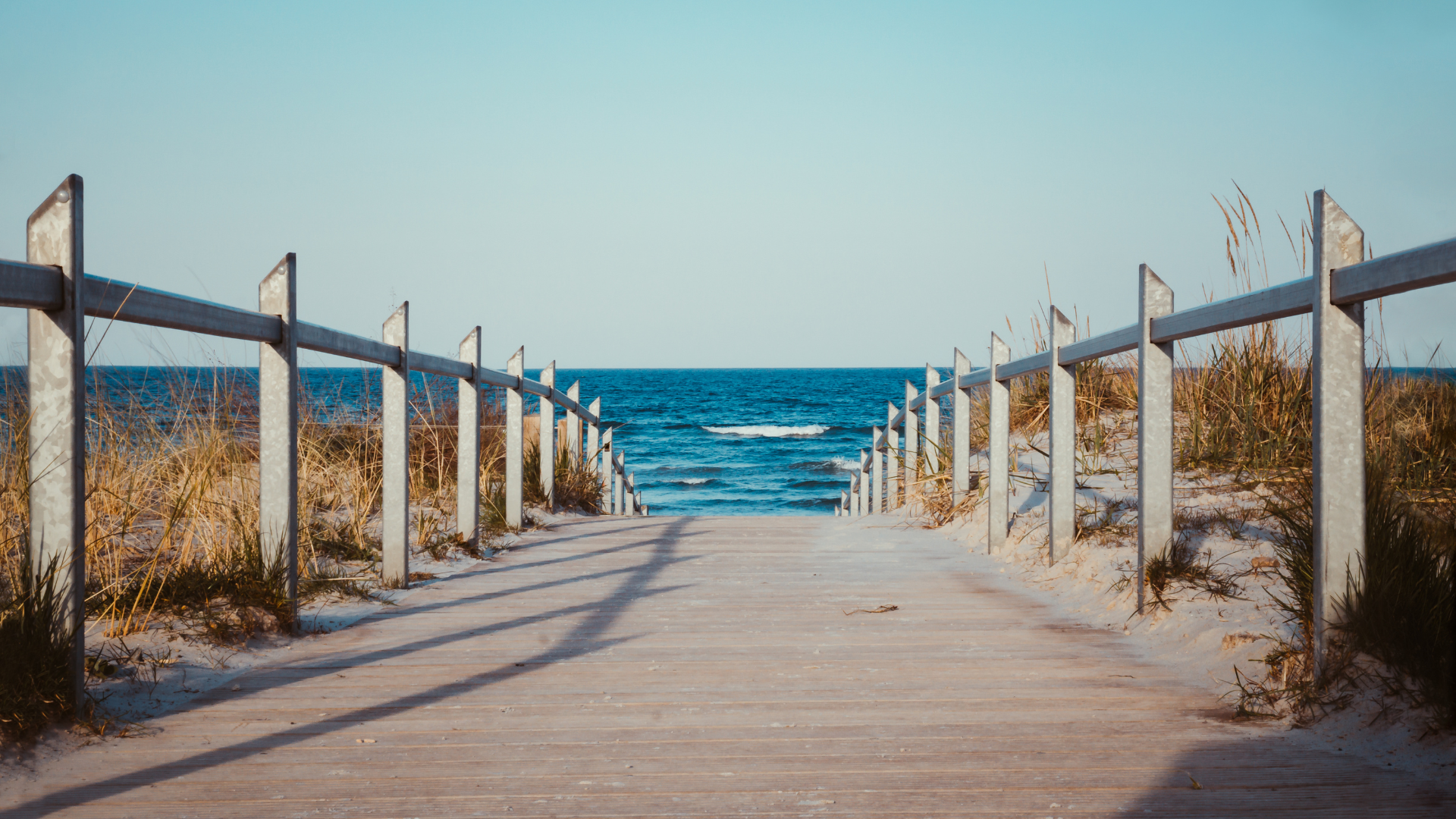 passerella che porta al mare