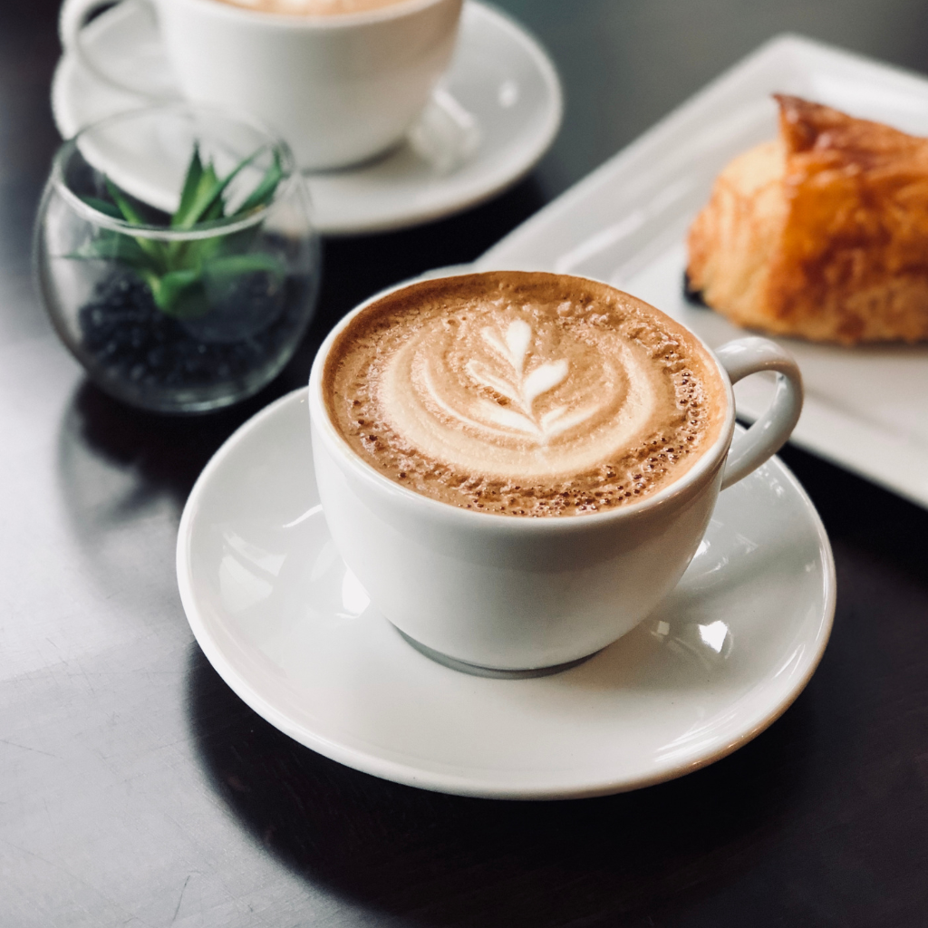 Colazione cappuccio e brioche