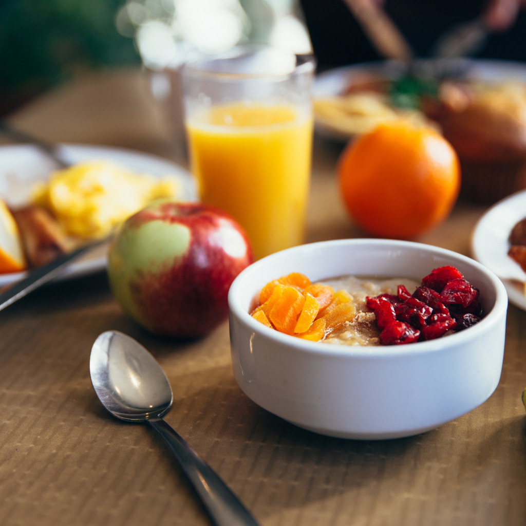 Colazione vegana ricca e saporita