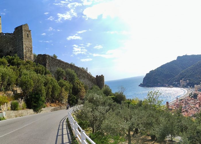 Un castello antico guarda al mare e al golfo sotto di se